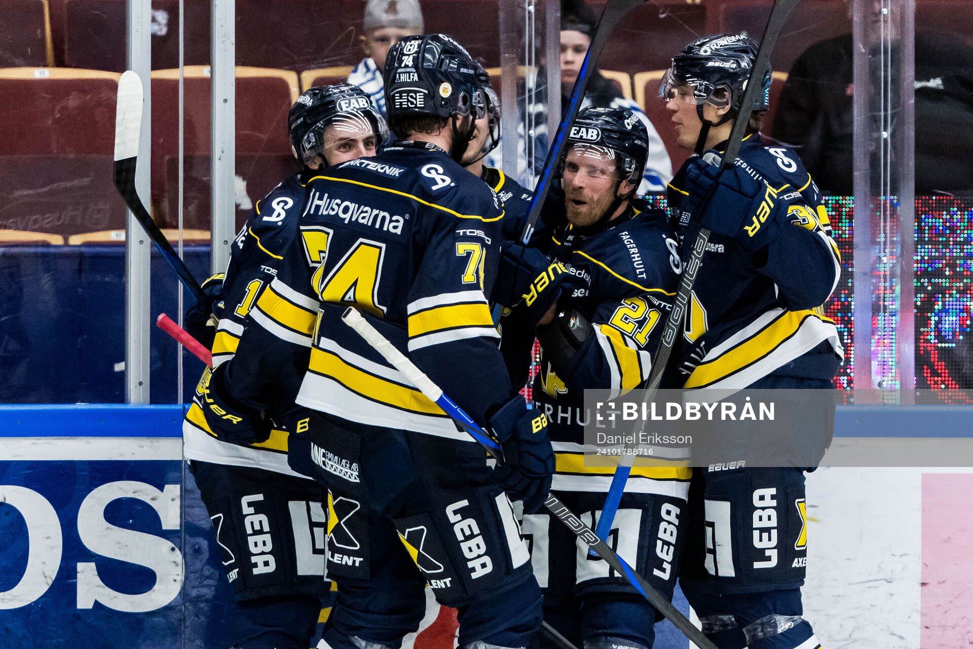HV71s Mattias Tedenby jublar med lagkamrater