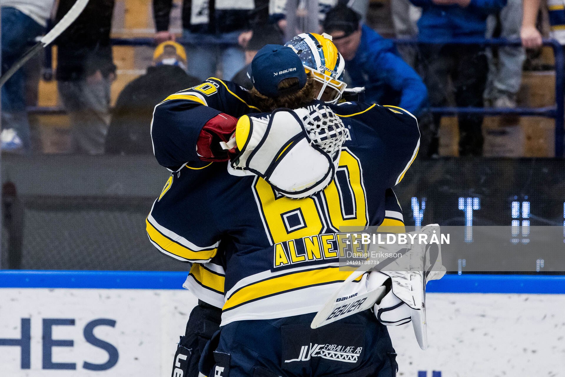 HV71s målvakt Frederik Dichow jublar med målvakt Hugo