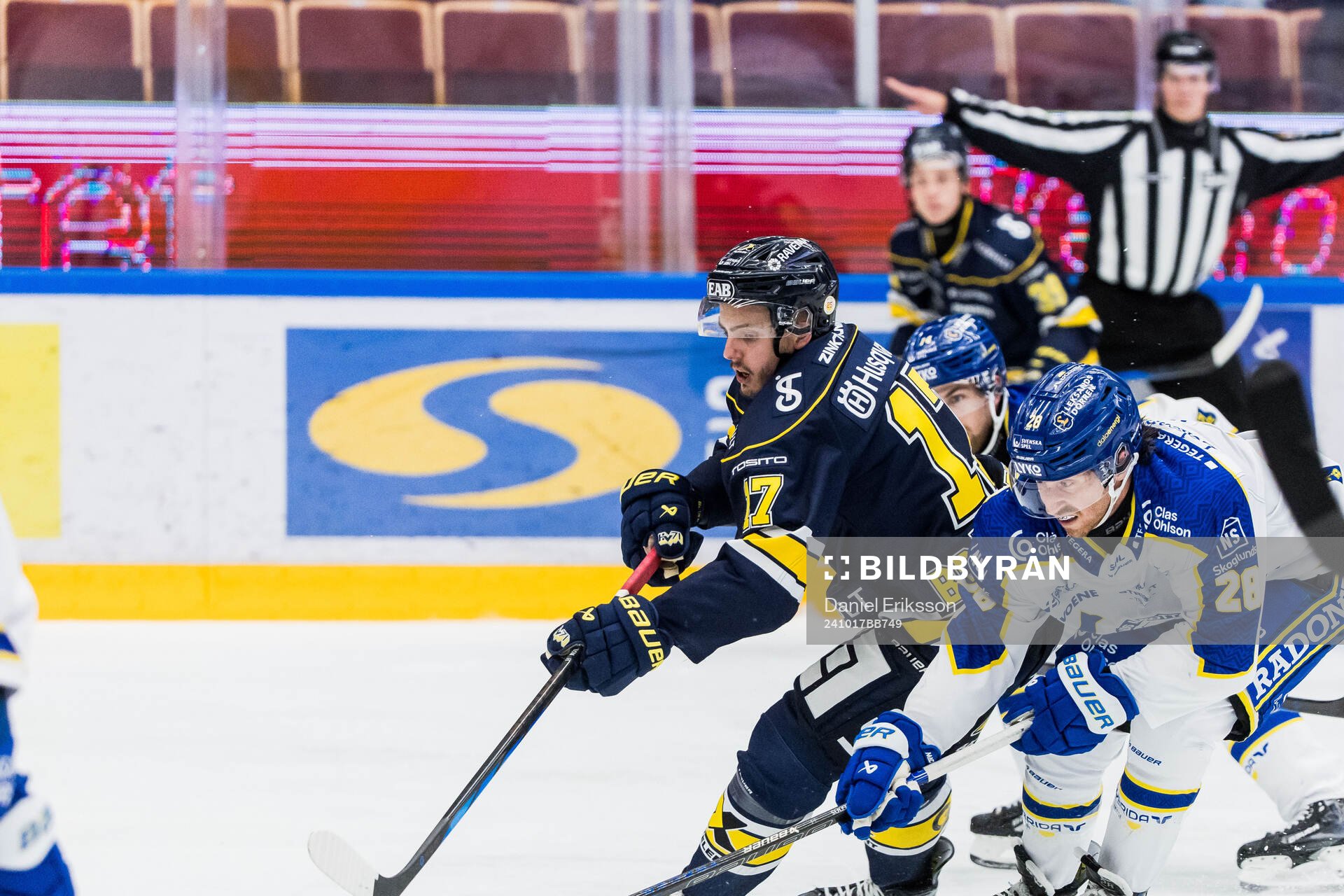 HV71s Isac Brännström och Leksands Justin Glenn Kloos