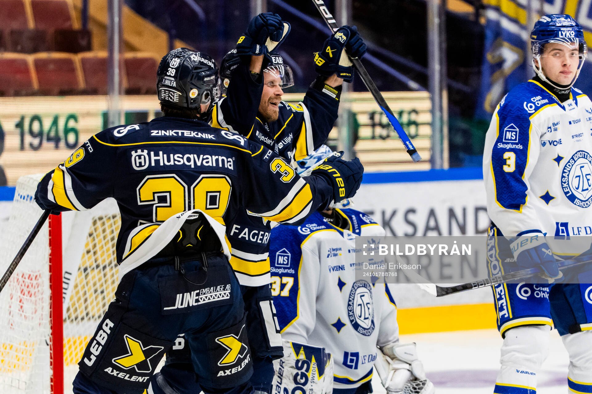 HV71s Mattias Tedenby jublar