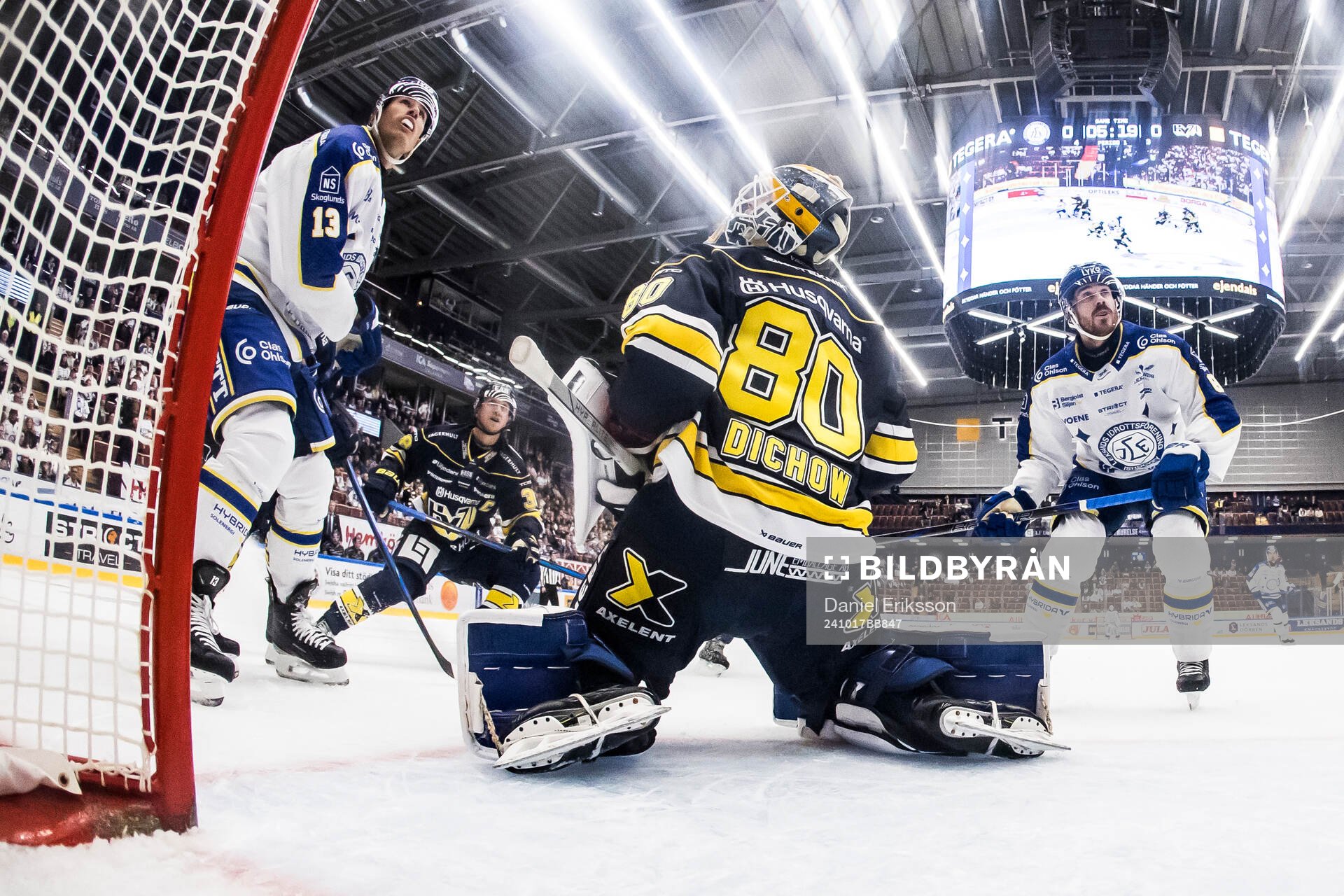 Leksands Jon Knuts och HV71s målvakt Frederik Dichow och