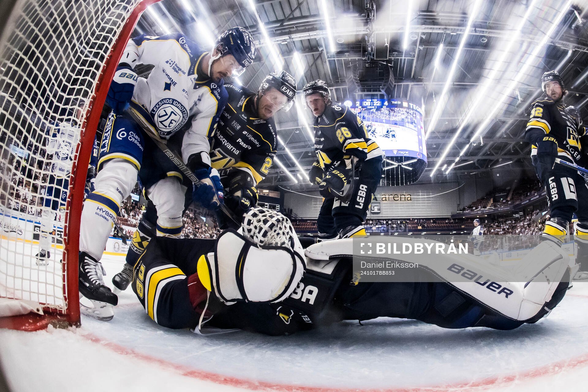 Leksands Marek Hrivik och HV71s Mattias Tedenby och HV71s