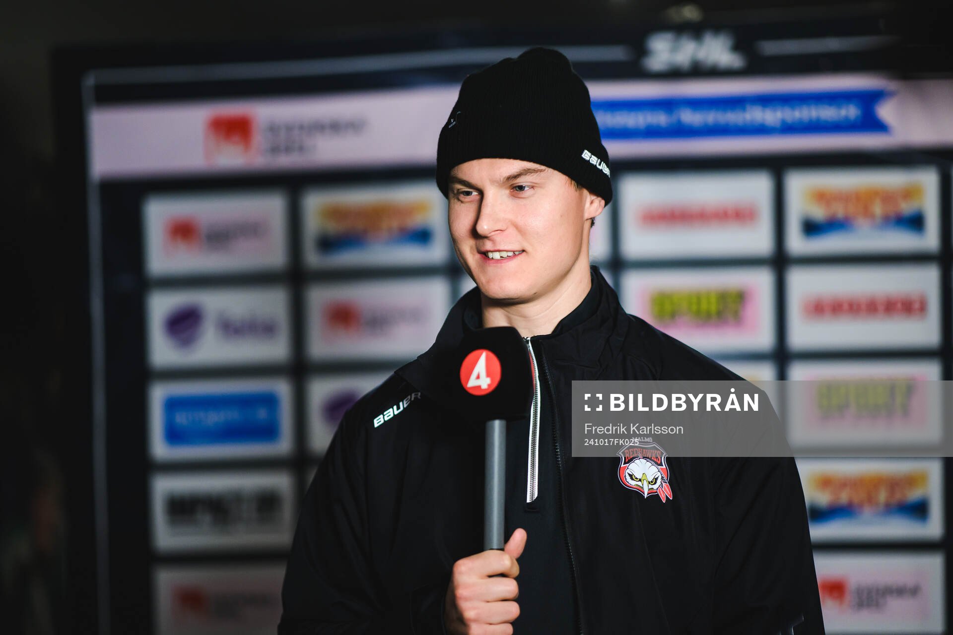 Malmö Redhawks Fredrik Händemark blir intervjuad om