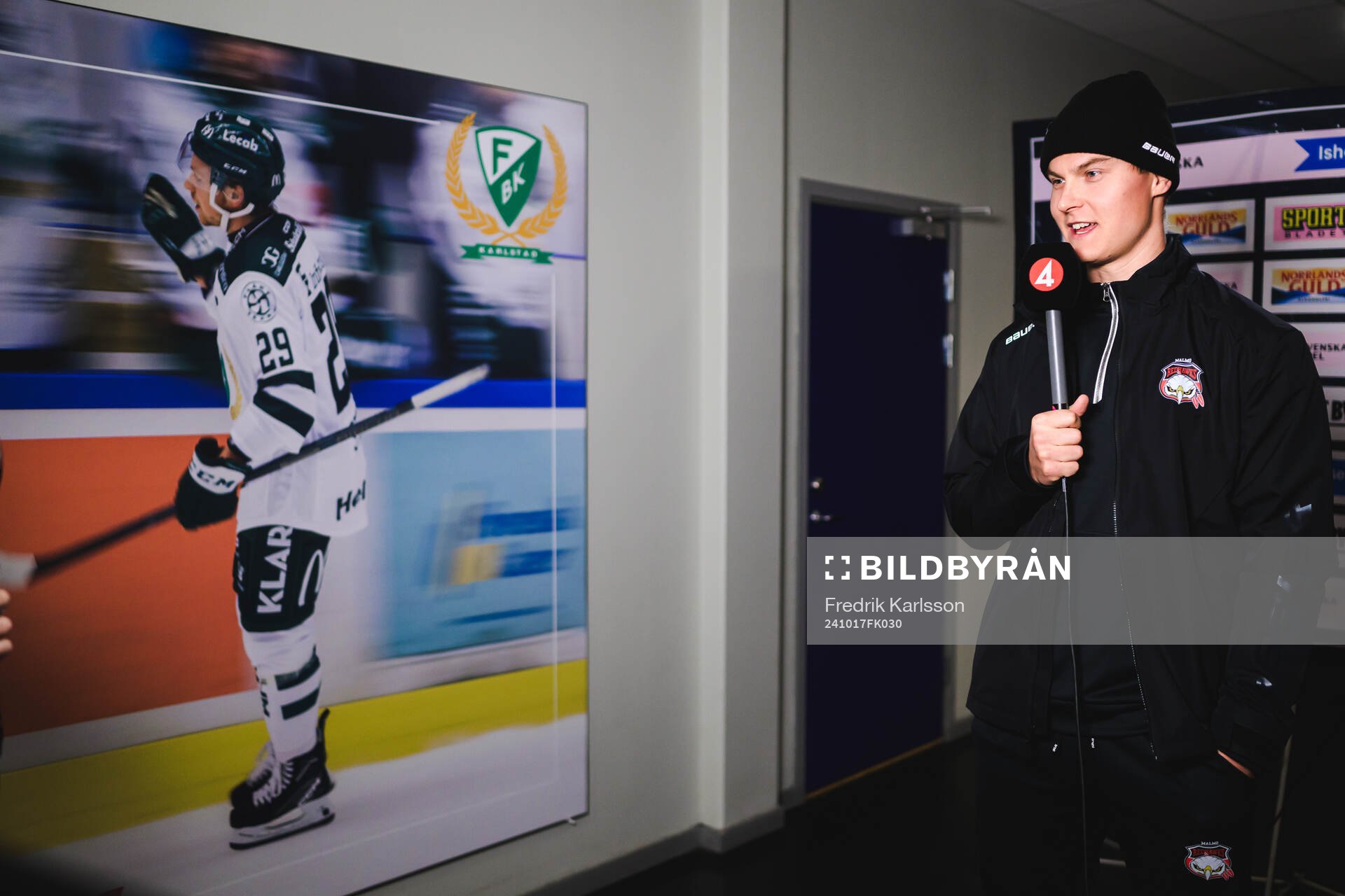 Malmö Redhawks Fredrik Händemark blir intervjuad om