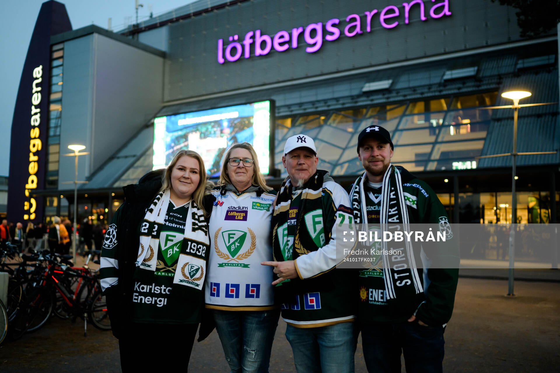 Färjestads supportrar som åkt från Varberg för