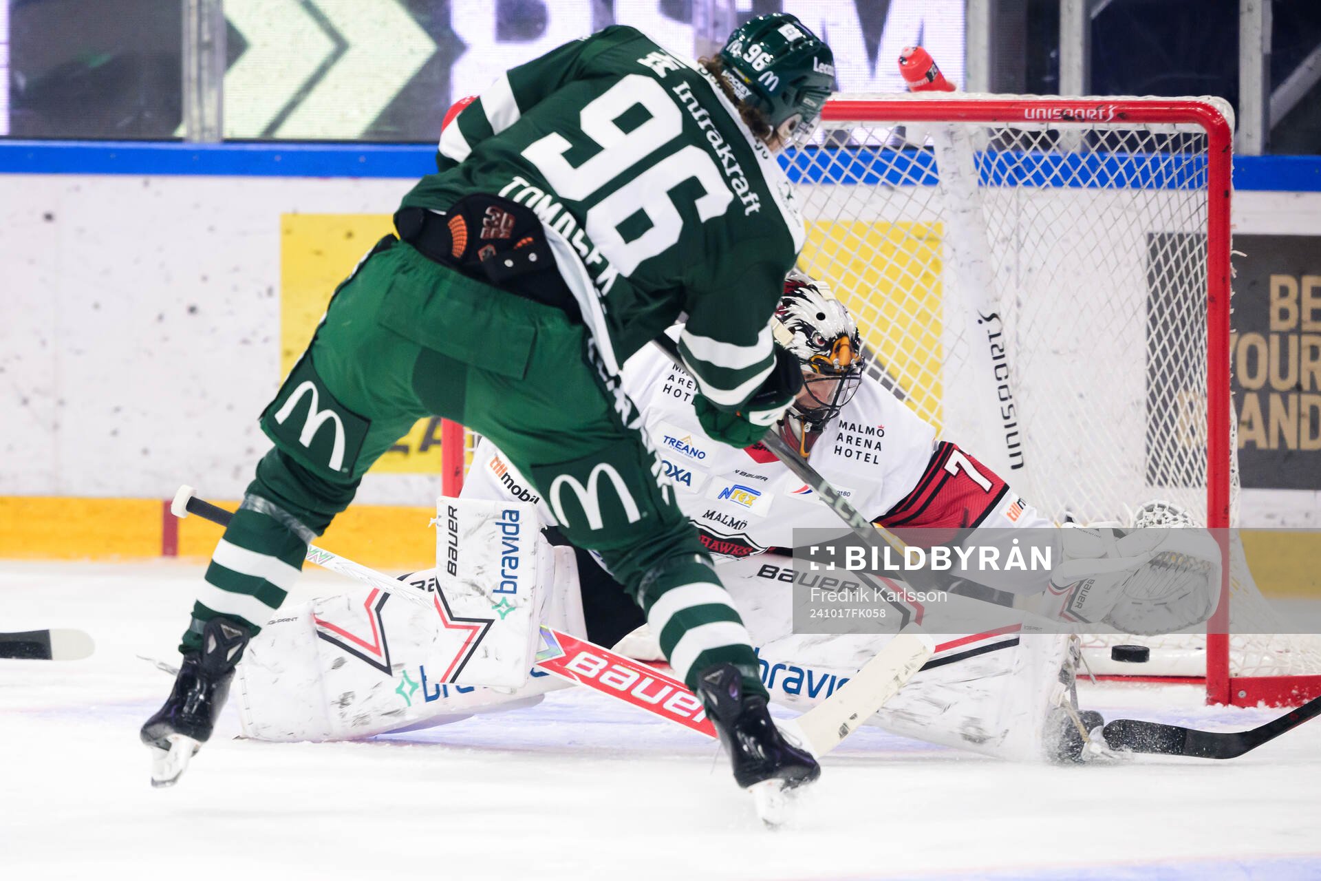 Färjestads David Tomasek skjuter 1-0 bakom Malmö Redhawks