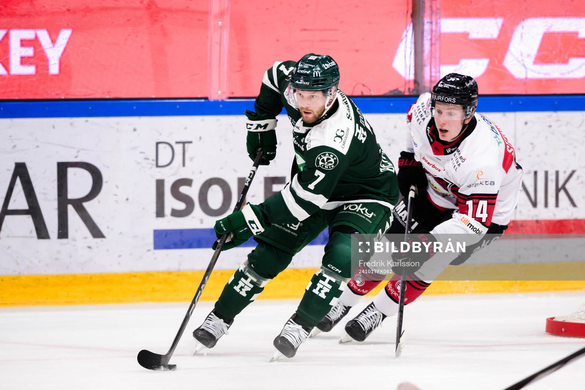 Färjestads Axel Bergkvist och Malmö Redhawks Otto Stenberg