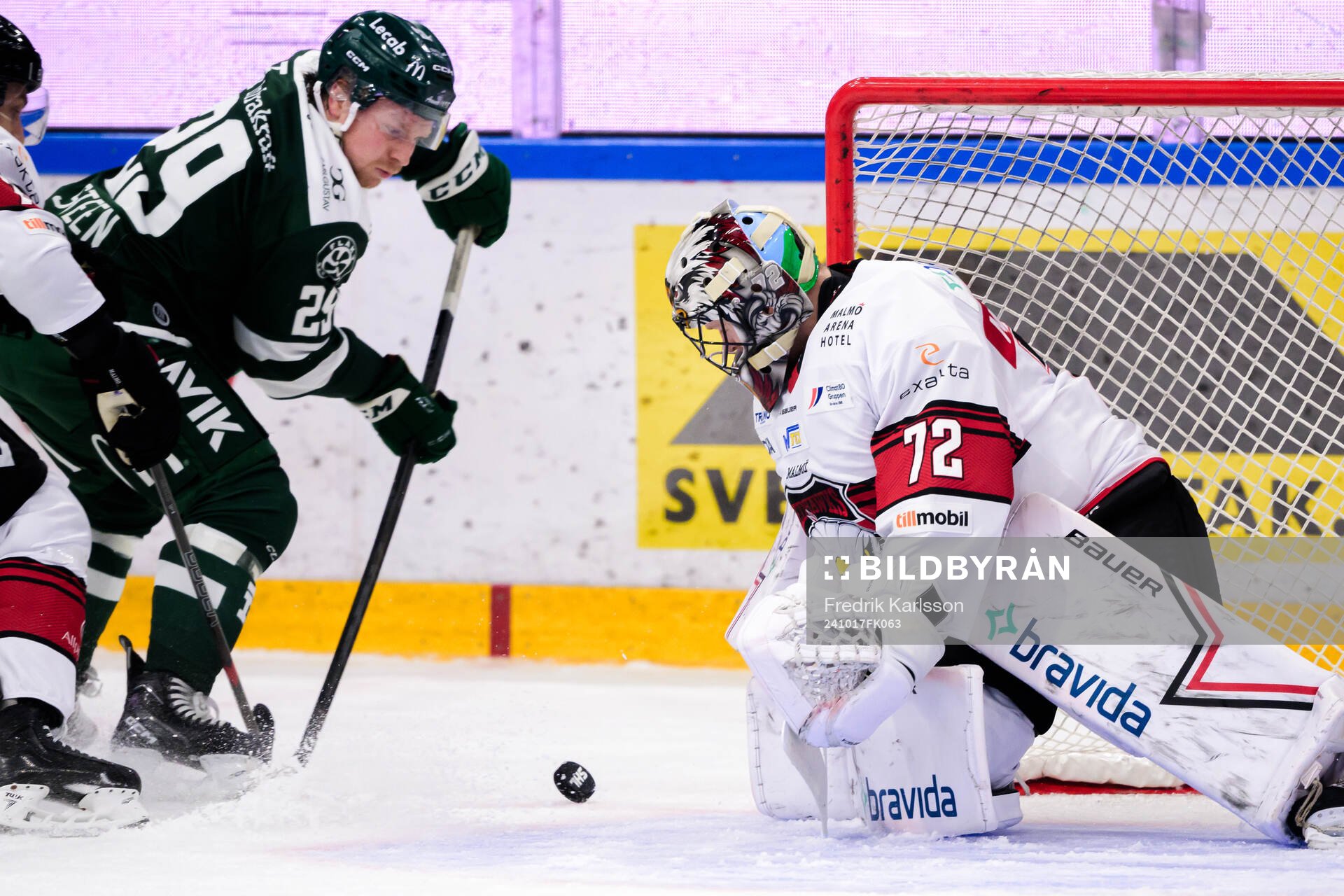 Färjestads Oskar Steen och Malmö Redhawks målvakt Daniel
