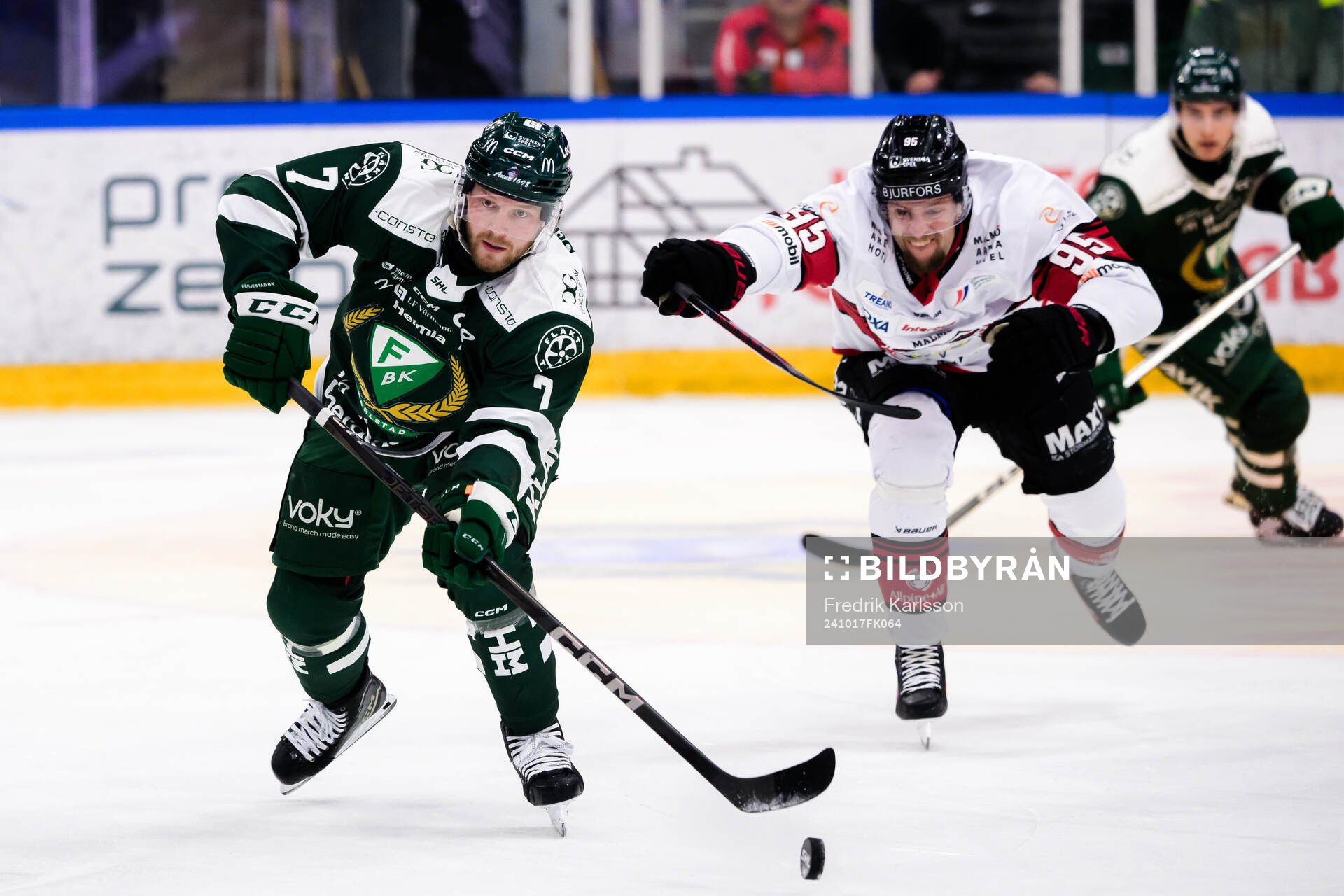 Färjestads Axel Bergkvist och Malmö Redhawks Carl Persson
