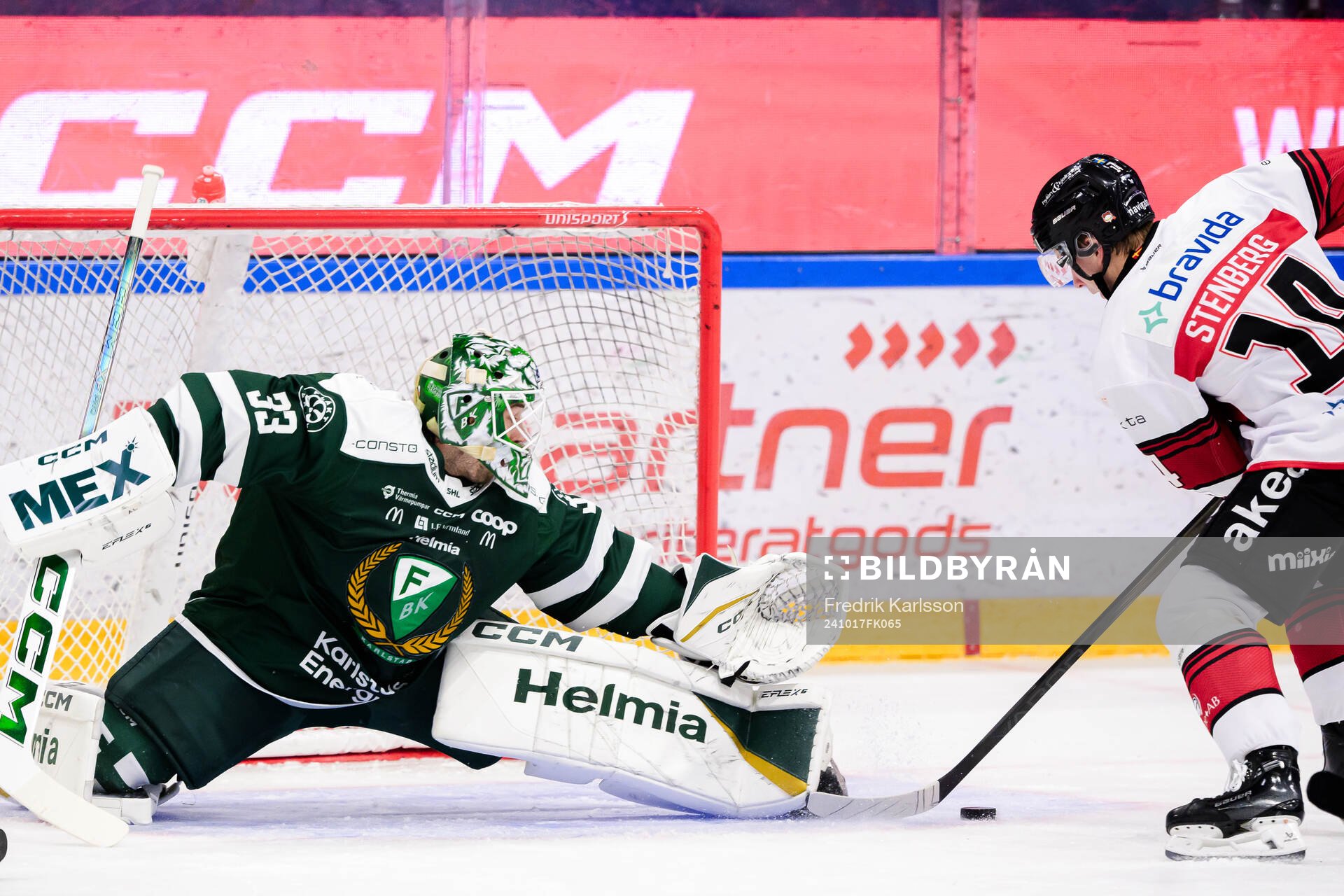 Malmö Redhawks Otto Stenberg skjuter 1-1 bakom Färjestads