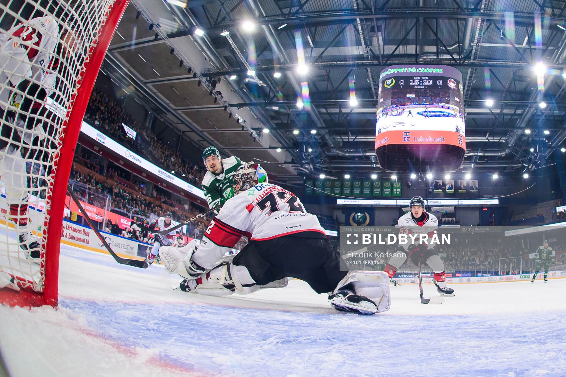 Färjestads David Tomasek skjuter 1-0 bakom Malmö Redhawks
