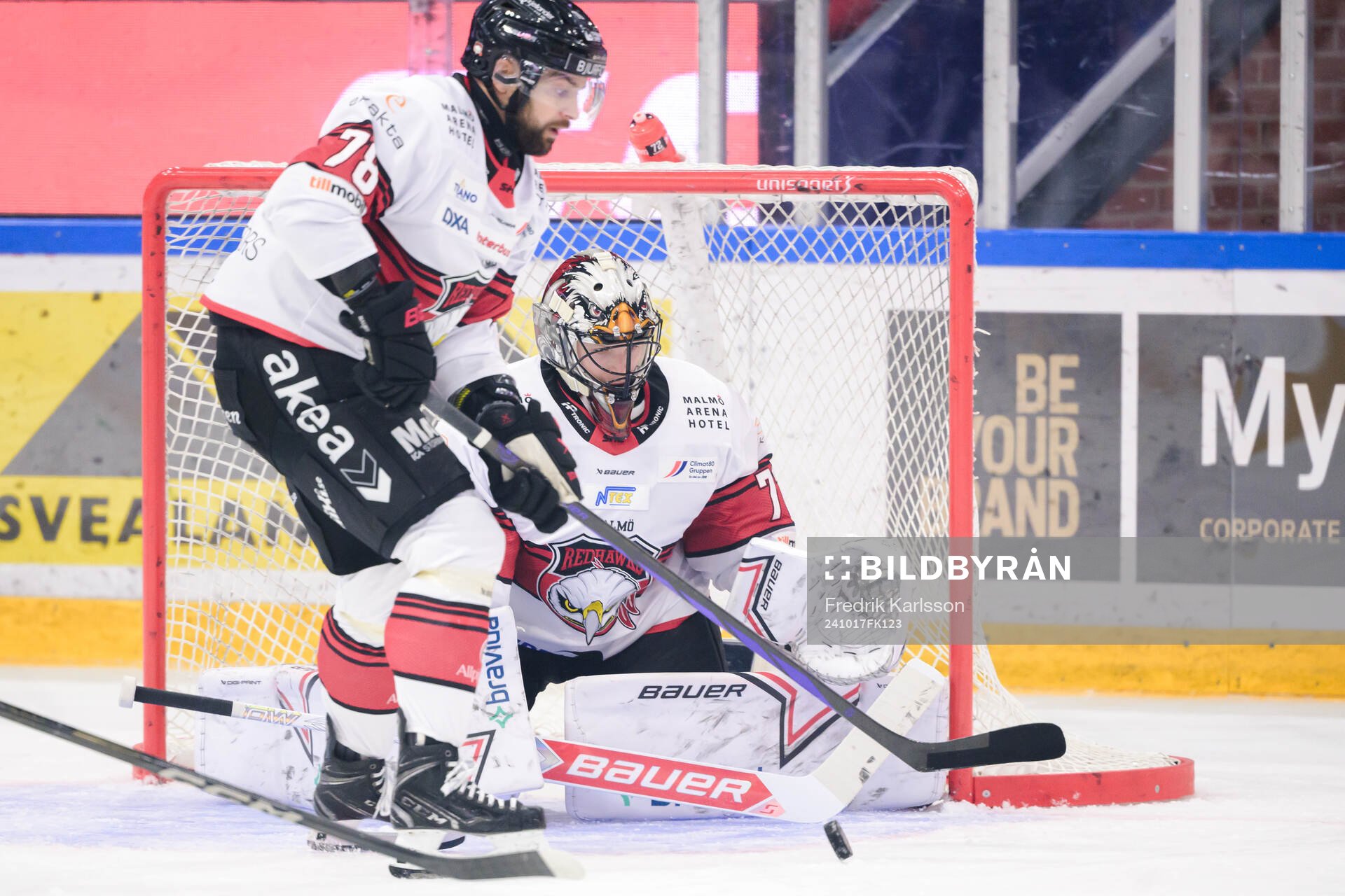 Malmö Redhawks Robin Hanzl och målvakt Daniel Marmenlind