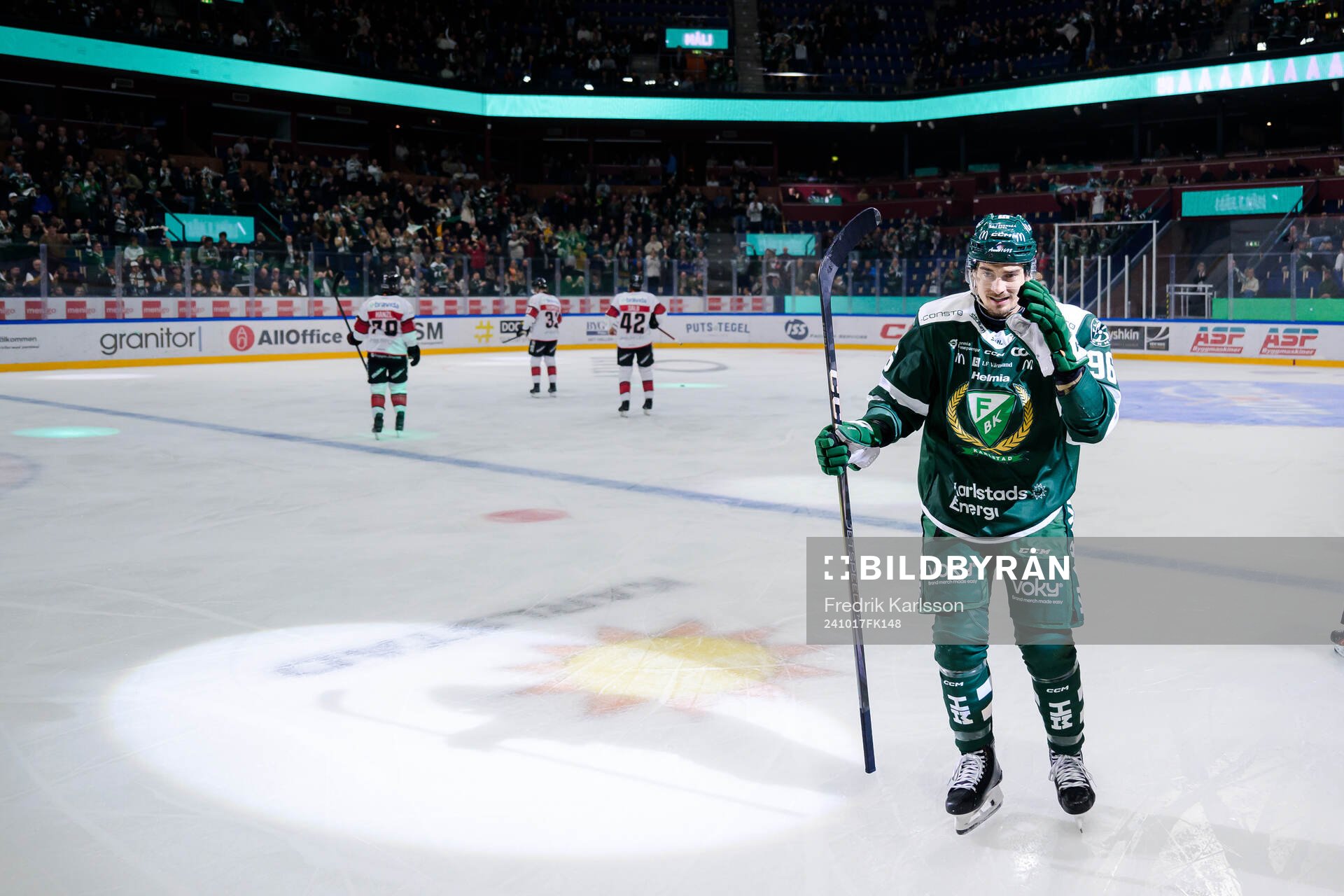 Färjestads David Tomasek jublar