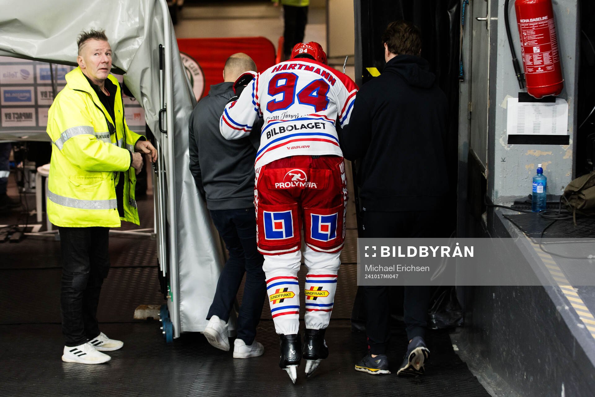 Timrås Sebastian Hartmann lämnar isen skadad