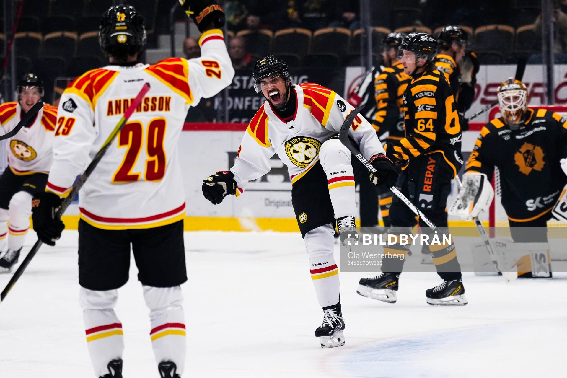 Brynäs Tyler Vesel och Axel Andersson jublar