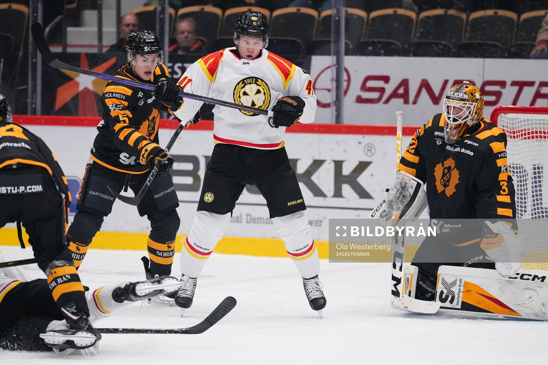 Skellefteås Axel Sandin Pellikka och målvakt Linus