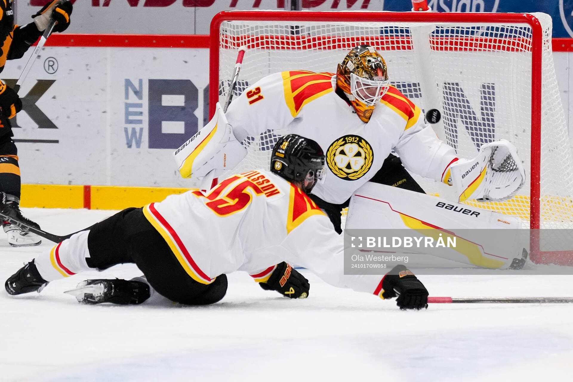 Brynäs målvakt Erik Källgren och Simon Bertilsson