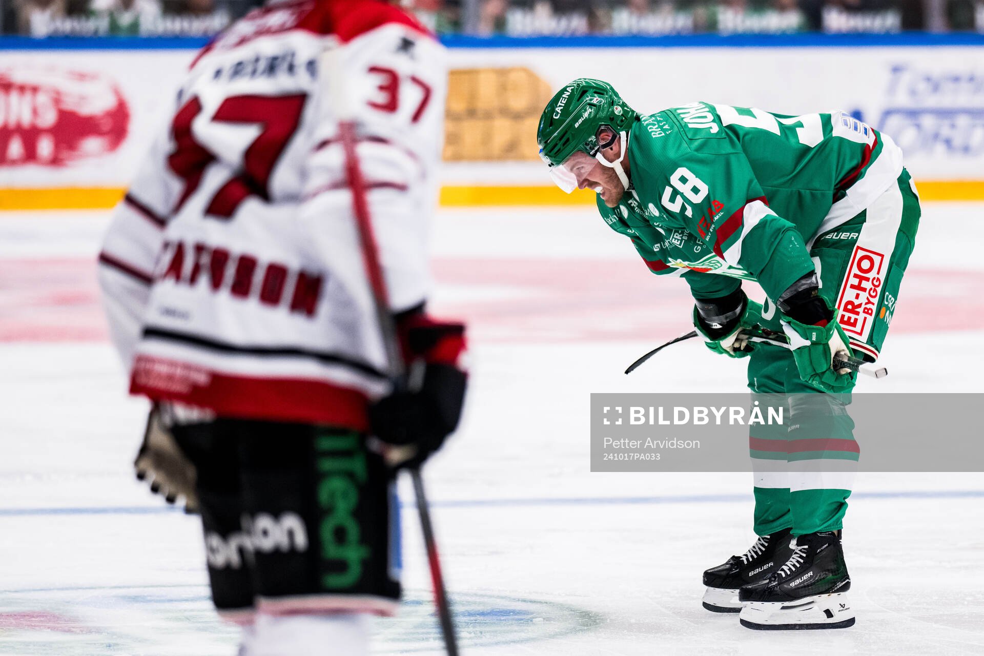 Rögles Filip Johansson lämnar planen
