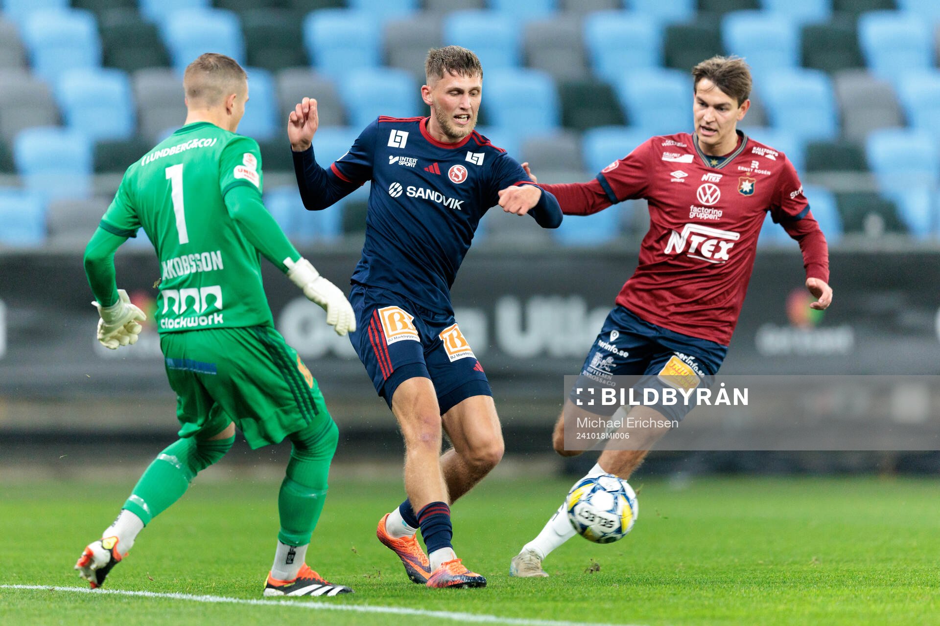 Sandvikens IFs målvakt Felix Jakobsson och Emil Engqvist mot Örgrytes Noah Christoffersson under fotbollsmatchen i Superettan mellan Örgryte och Sandvikens IF den 18 oktober 2024 i Göteborg.