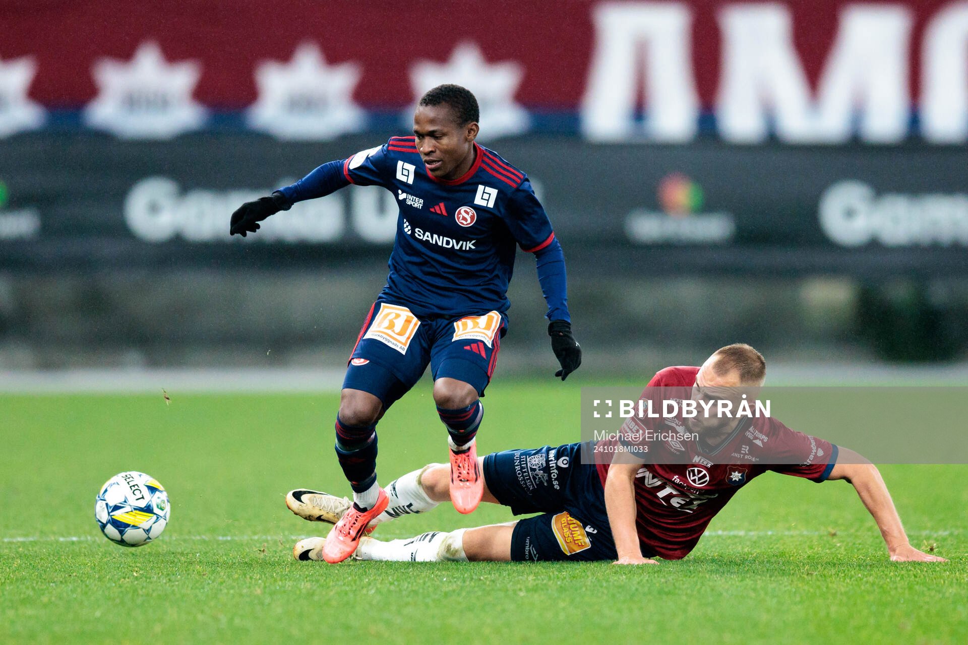 Sandvikens IFs John Thomas Kamara och Örgrytes Amel Mujanic