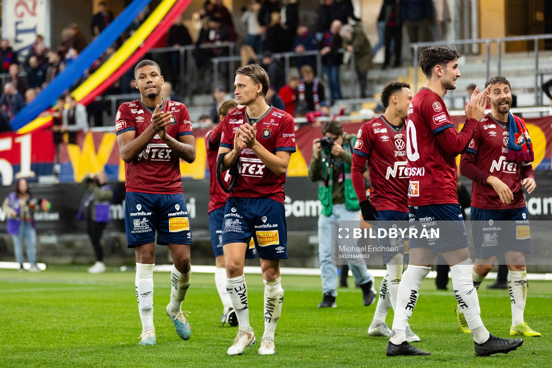 Örgrytes Mikael Dyrestam och Charlie Vindehall tackar publiken efter fotbollsmatchen i Superettan mellan Örgryte och Sandvikens IF den 18 oktober 2024 i Göteborg.