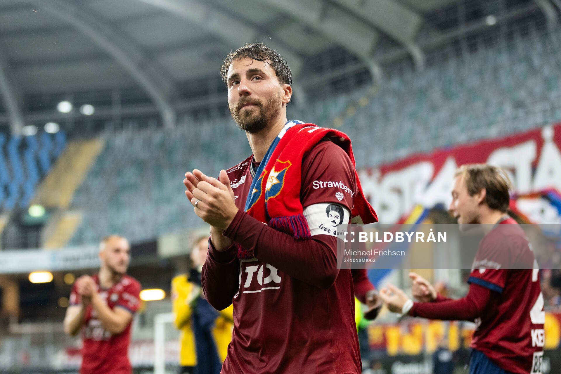 Örgrytes Jonathan Azulay tackar publiken efter fotbollsmatchen i Superettan mellan Örgryte och Sandvikens IF den 18 oktober 2024 i Göteborg.