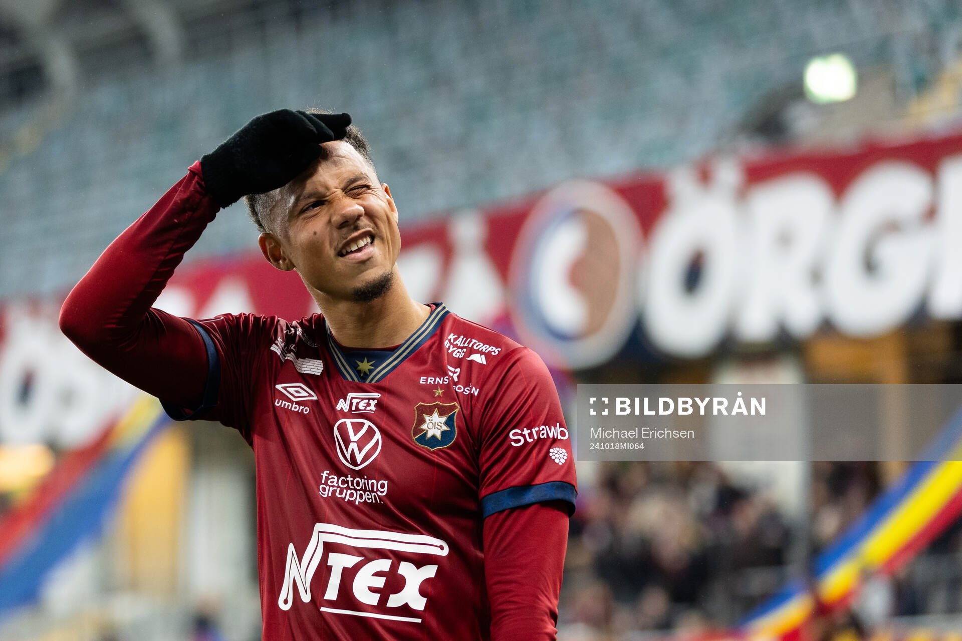 Örgrytes Tobias Sana tackar publiken efter fotbollsmatchen i Superettan mellan Örgryte och Sandvikens IF den 18 oktober 2024 i Göteborg.