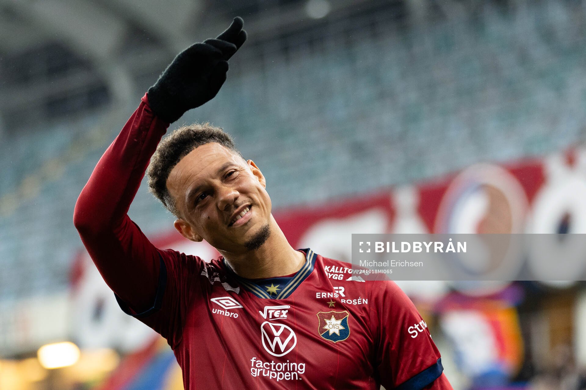 Örgrytes Tobias Sana tackar publiken efter fotbollsmatchen i Superettan mellan Örgryte och Sandvikens IF den 18 oktober 2024 i Göteborg.