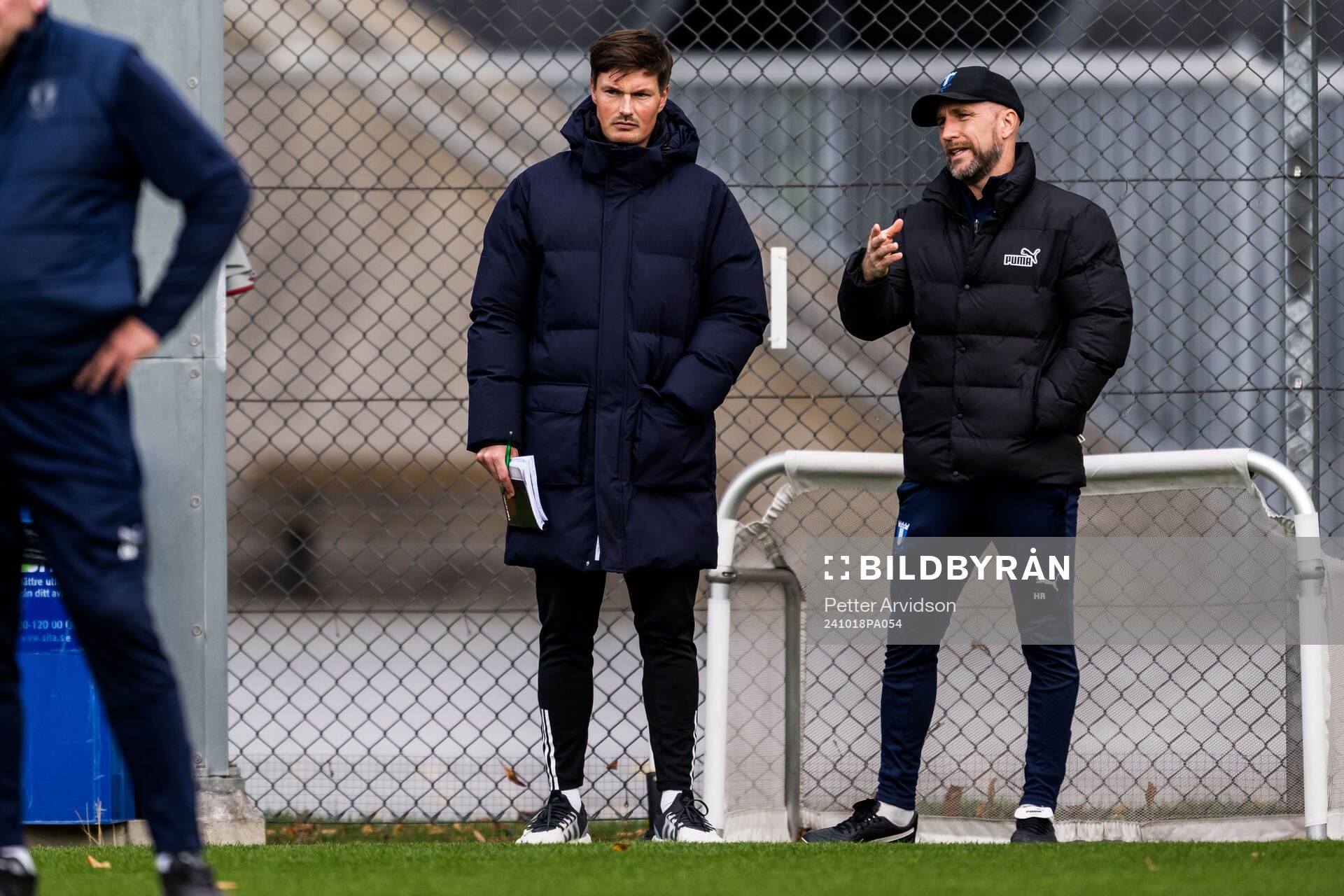 Malmö FFs tränare Henrik Rydström i samtal med Merlin