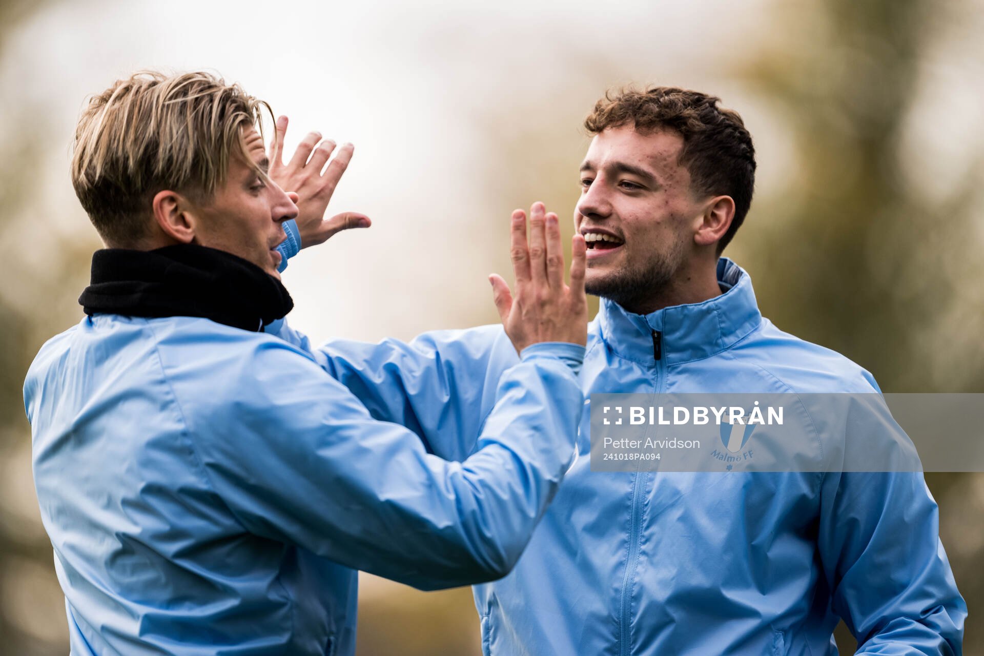 Malmö FFs Jens Stryger Larsen och Colin Rösler under en fotbollsträning med Malmö FF den 18 oktober 2024 i Malmö. 