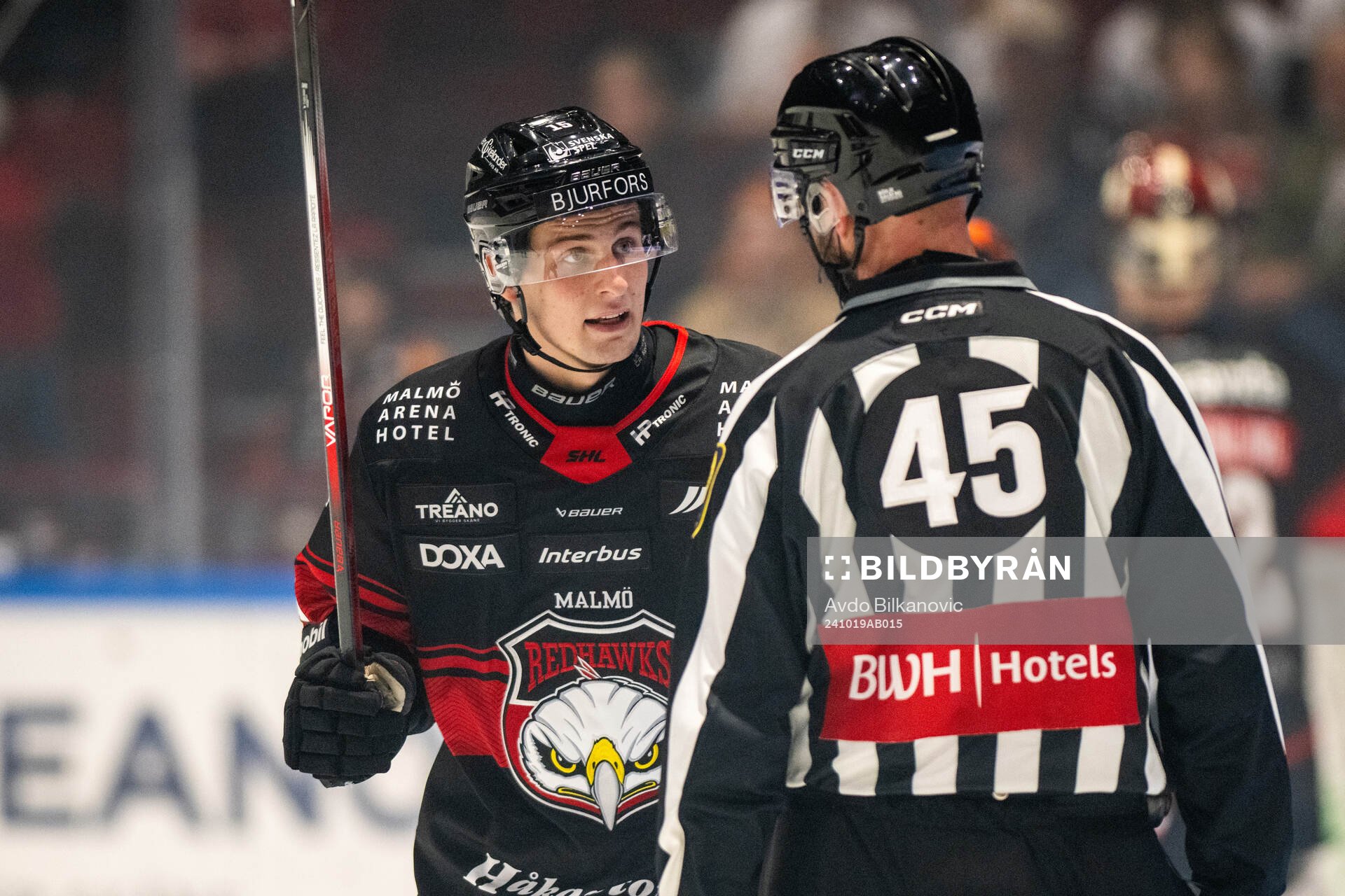 Malmö Redhawks Lassi Thomson och linjedomare Andreas