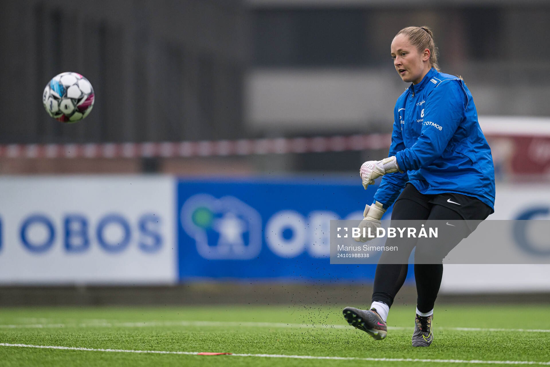 Aurora Mikalsen of Brann warms up