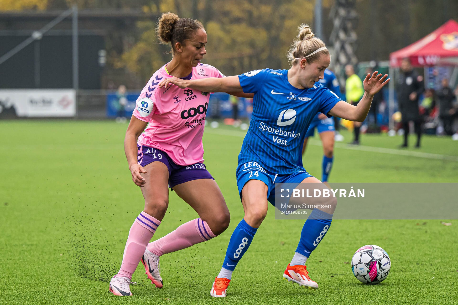 Josefine Birkelund of Lyn and Nea Emilia Lehtola of Brann during the Toppserien football match between Lyn and Brann on October 19, 2024 in Oslo.