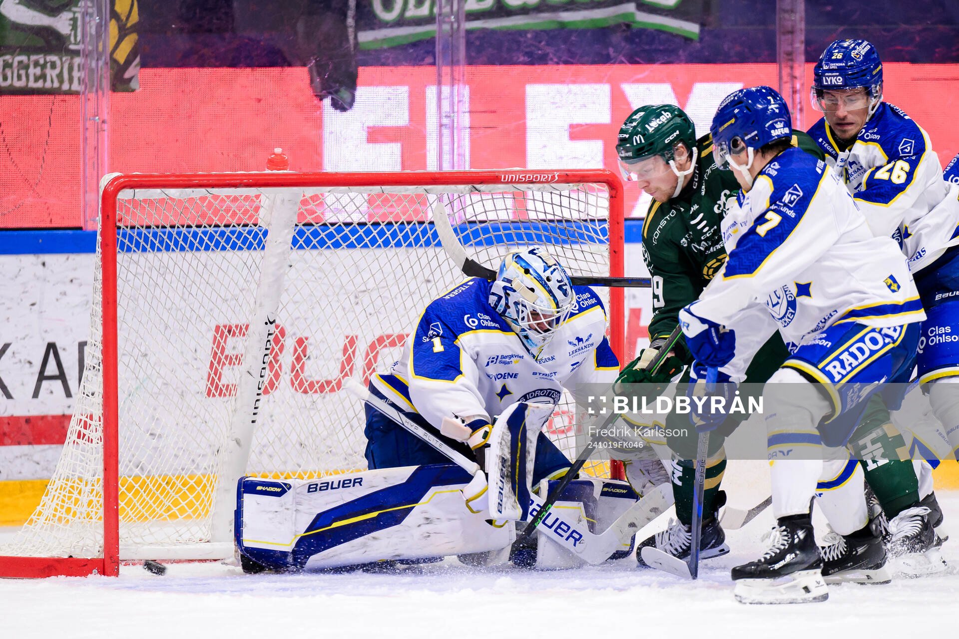 Färjestads Oskar Steen skjuter 1-2 bakom Leksands målvakt