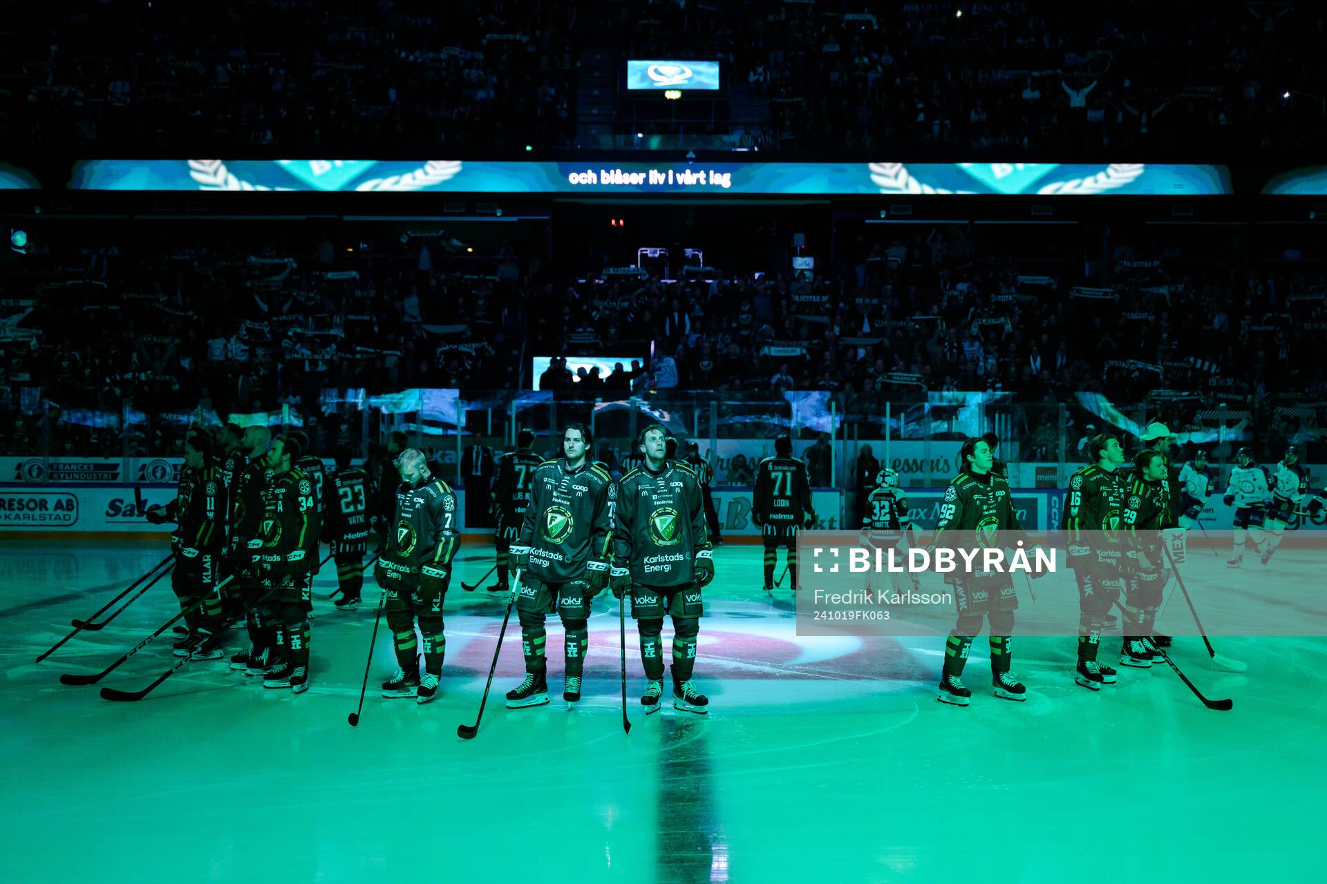 Färjestads spelare ställer upp i mittcirkeln