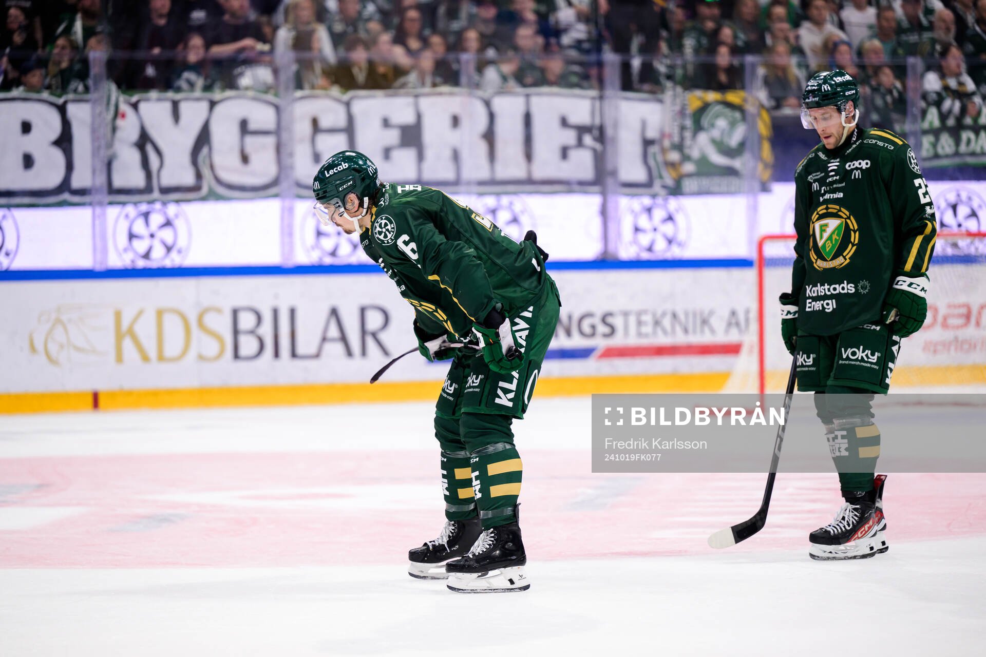Färjestads David Tomasek och Färjestads Per Åslund deppar