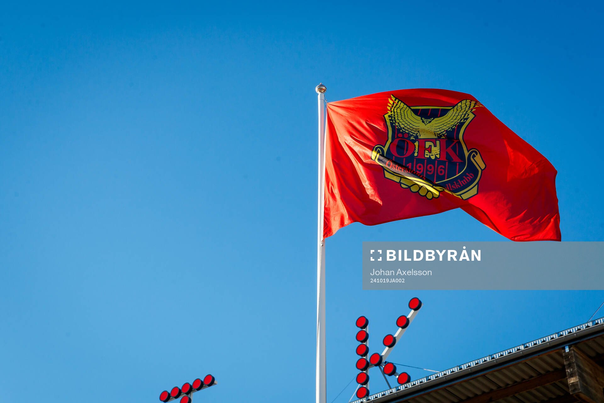 En flagga med Östersunds klubbmärke på