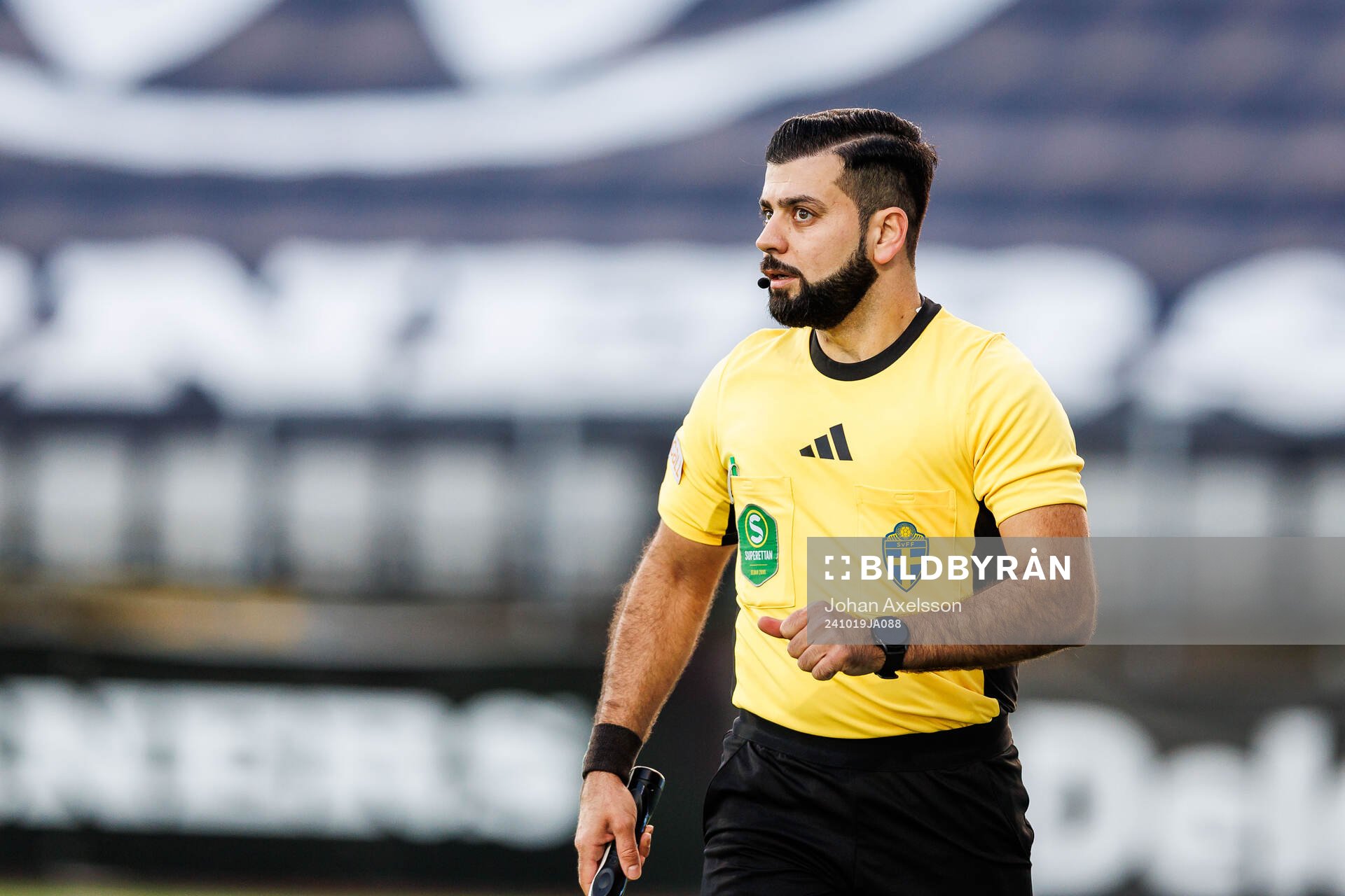 Assisterande domare Hana Mohammad Saleh under fotbollsmatchen i Superettan mellan Östersund och Landskrona den 19 oktober 2024 i Östersund.
