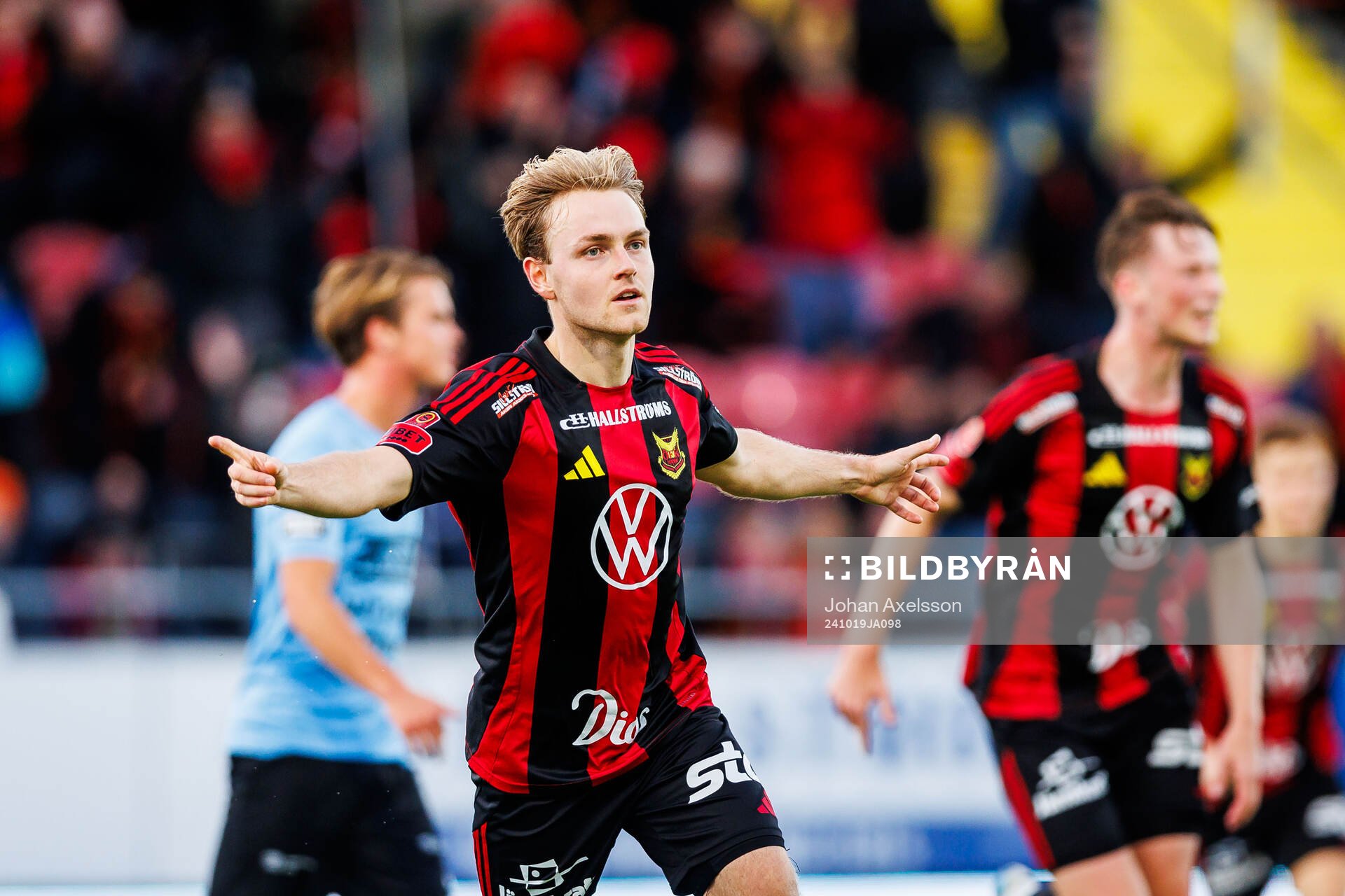 Östersunds Simon Marklund jublar efter 2-1 under fotbollsmatchen i Superettan mellan Östersund och Landskrona den 19 oktober 2024 i Östersund.