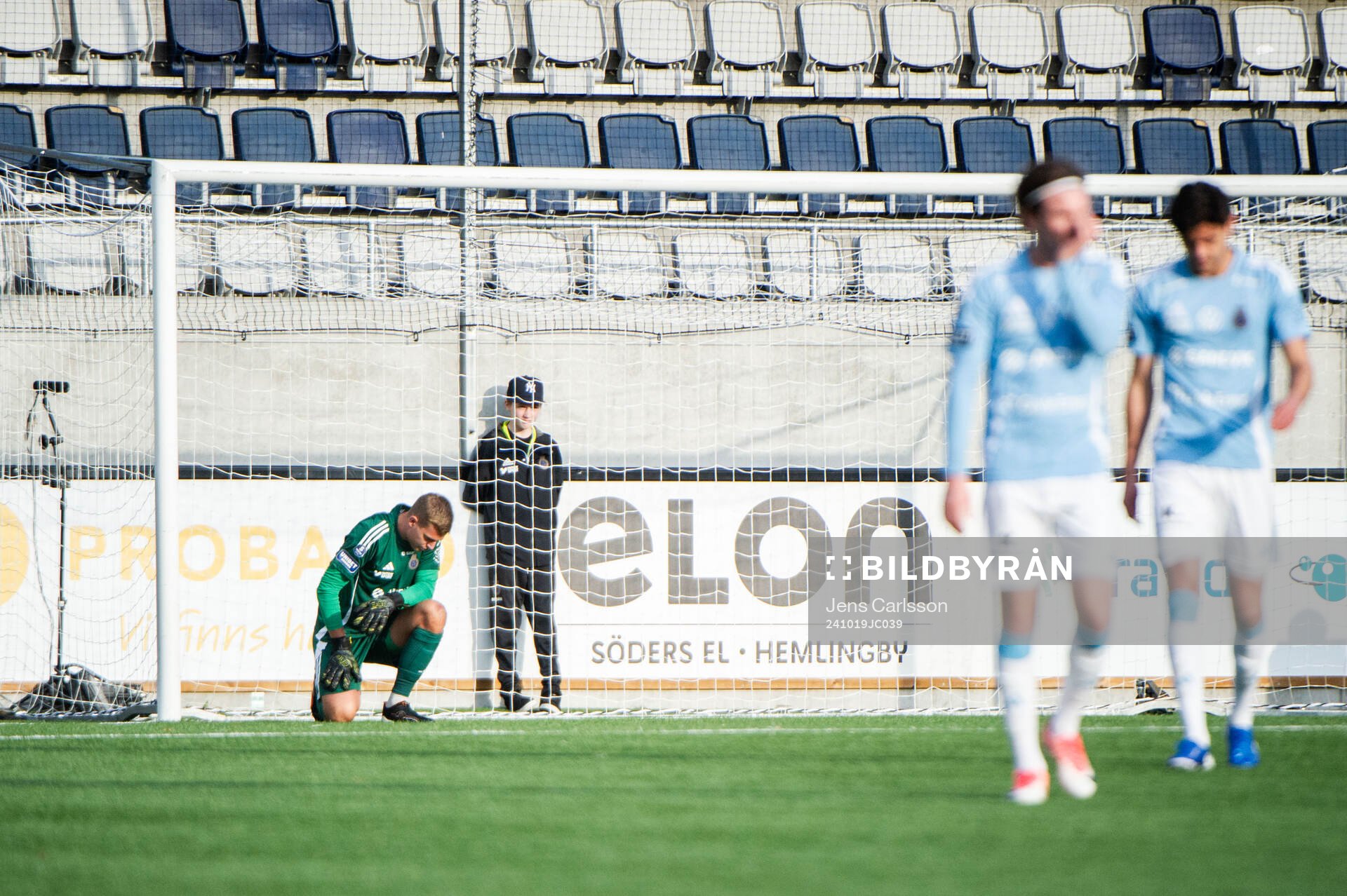 Gefles målvakt Mathias Nilsson deppar