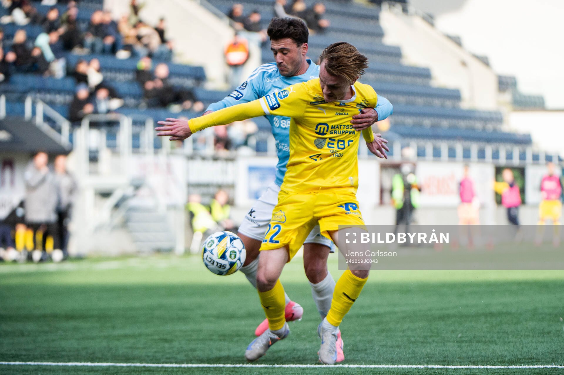 Gefles Iu Ranera Grau och IK Oddevolds Julius Johansson under fotbollsmatchen i Superettan mellan Gefle och IK Oddevold den 19 oktober 2024 i Gävle.