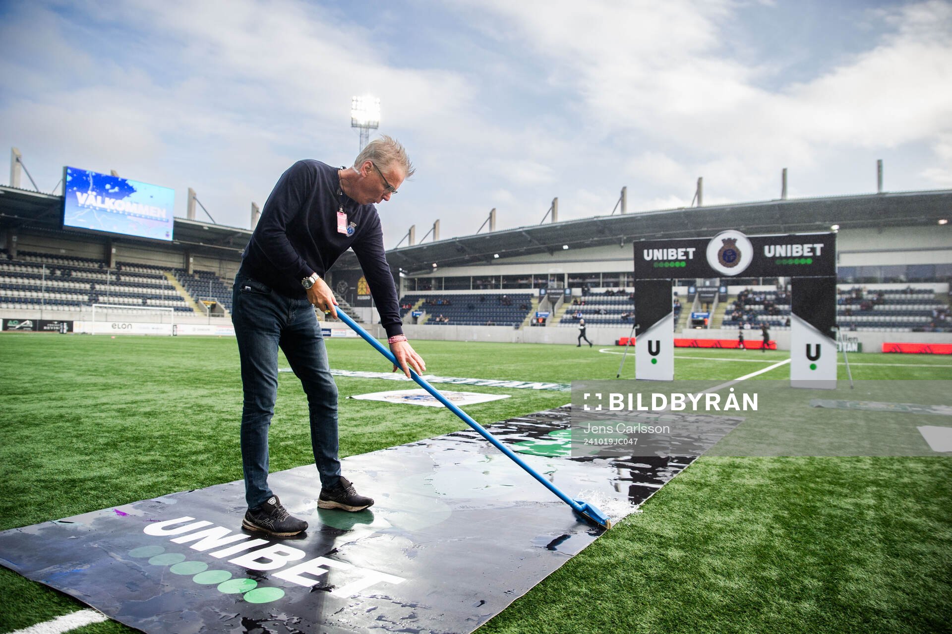 Personal skrapar vatten