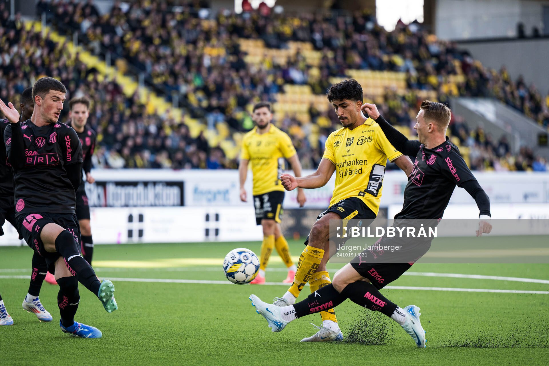 Elfsborgs Ahmed Qasem och Häckens Julius Lindberg
