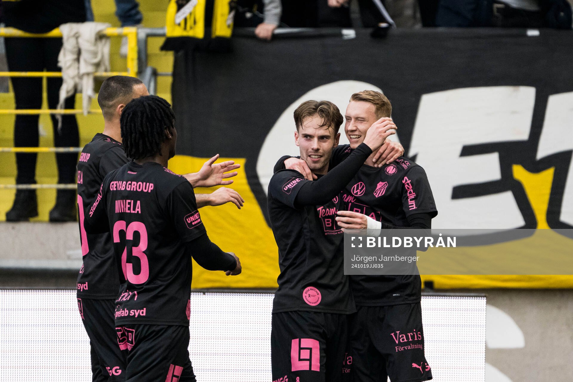 Häckens Lars Olden Larsen jublar