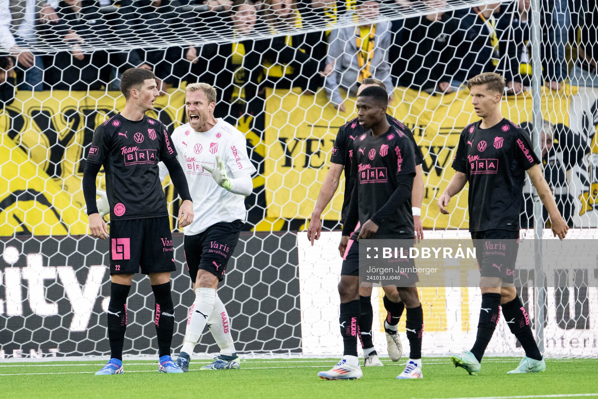 Häckens målvakt Peter Abrahamsson jublar
