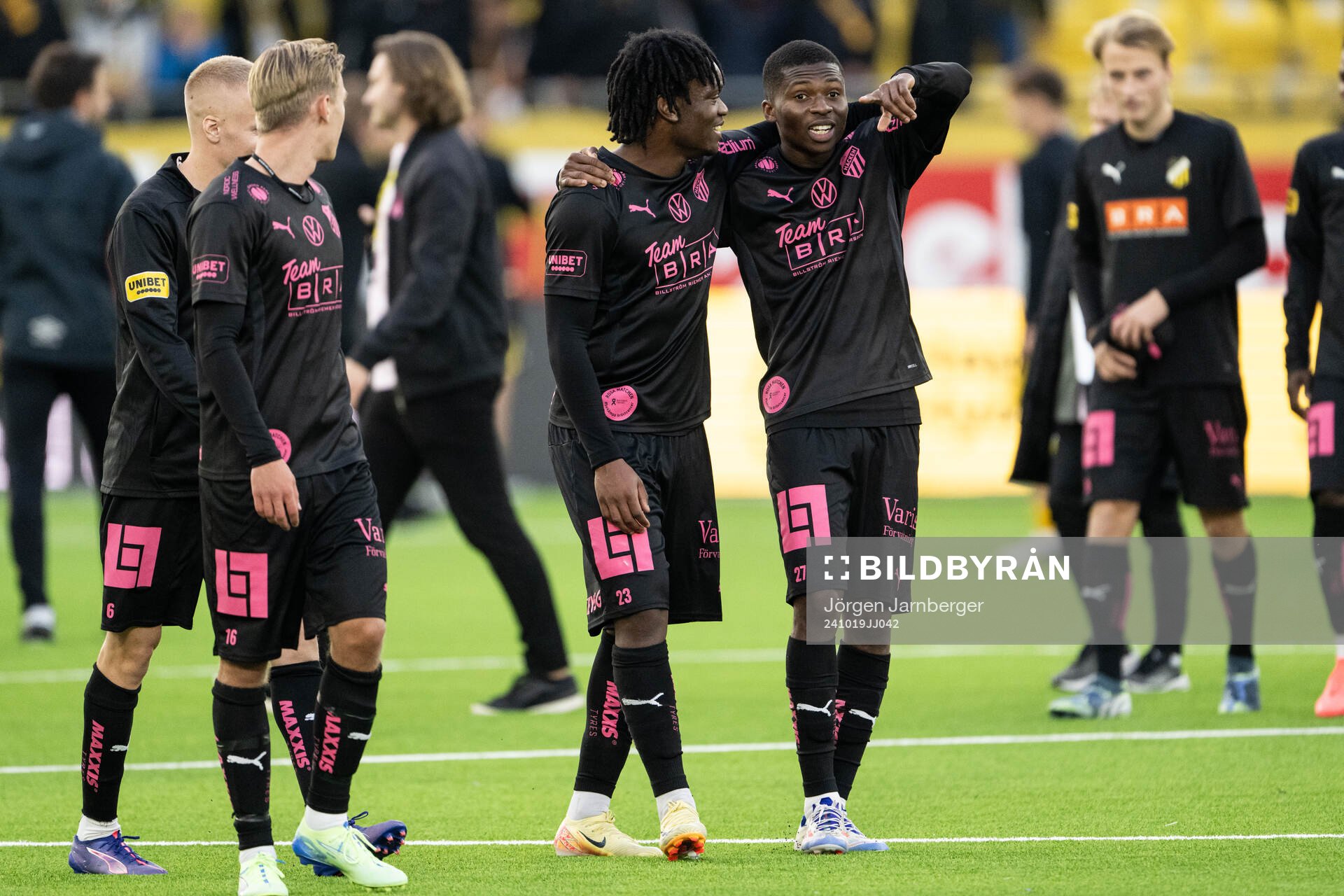 Häckens Jeremy Agbonifo och Akoua Romeo Amane jublar
