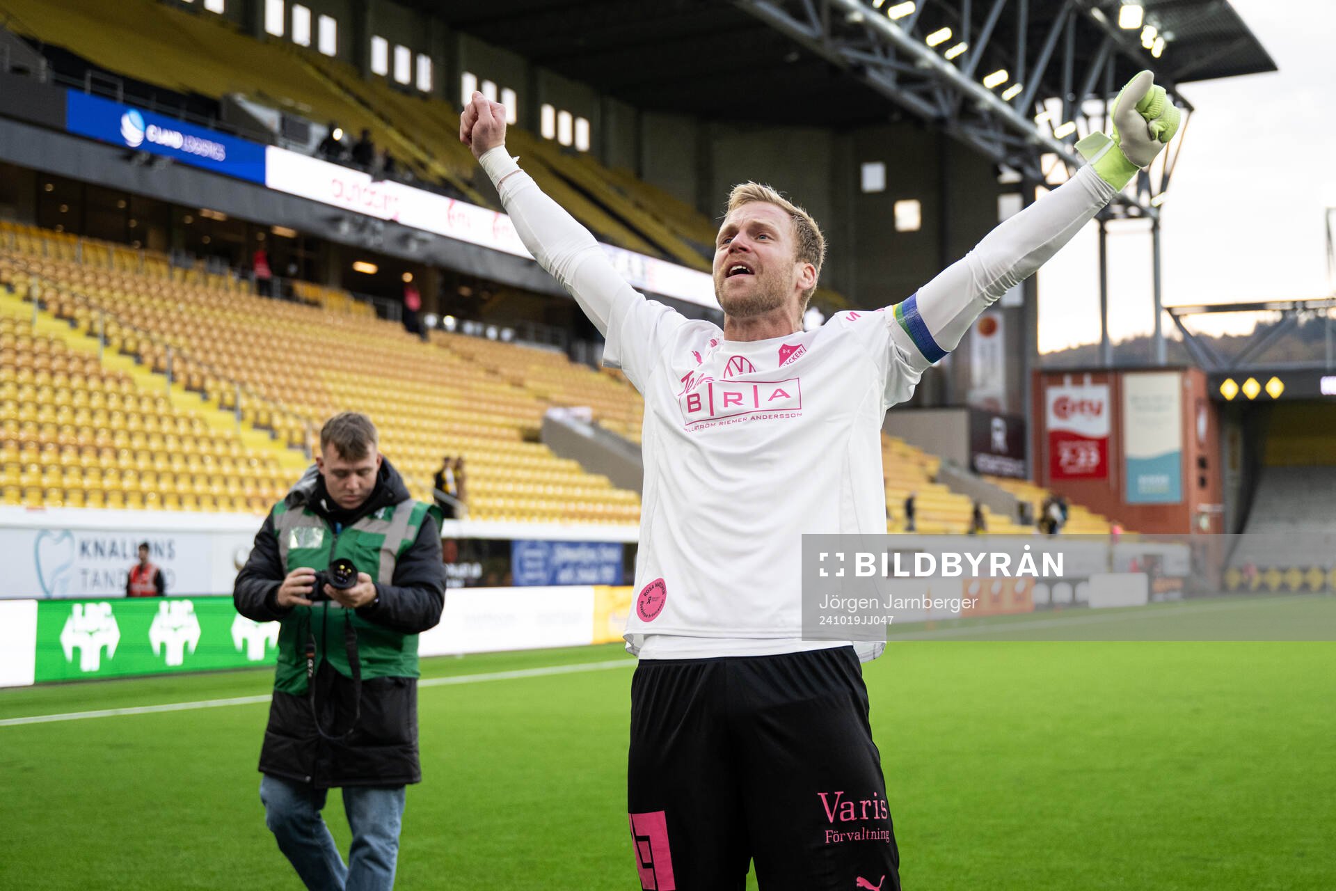 Häckens målvakt Peter Abrahamsson jublar