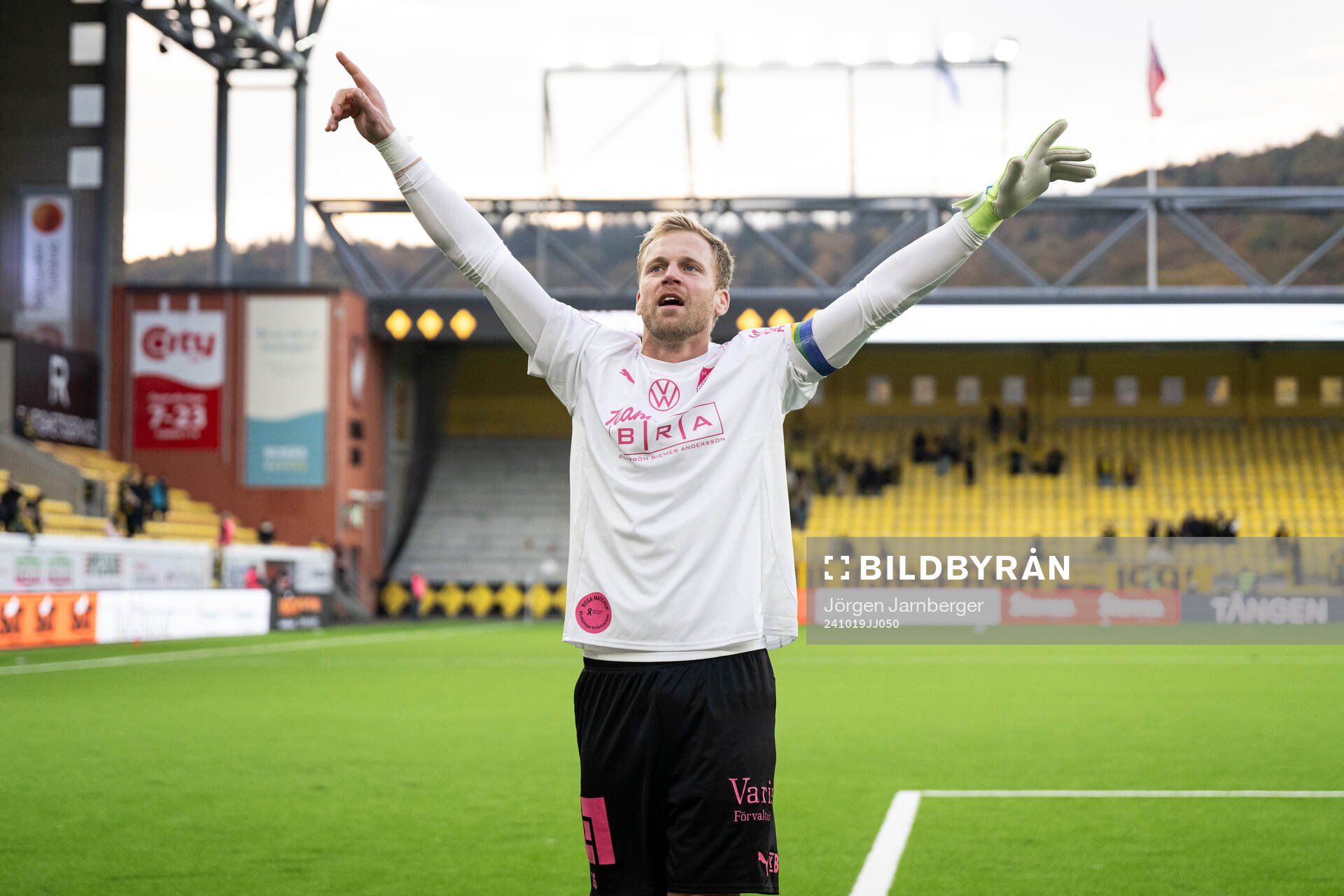 Häckens målvakt Peter Abrahamsson jublar