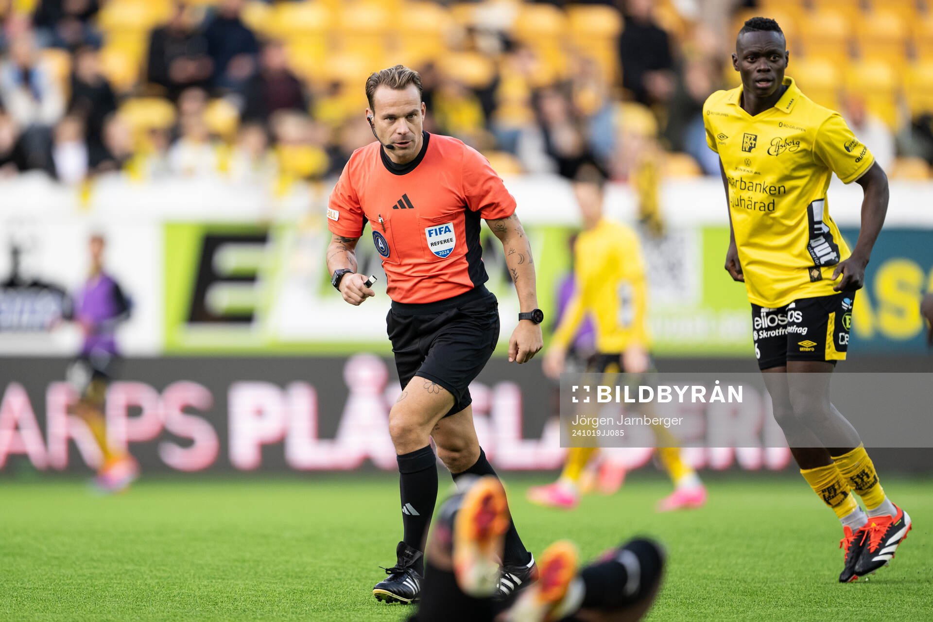 Domare Kristoffer Karlsson under fotbollsmatchen i Allsvenskan mellan Elfsborg och Häcken den 19 oktober 2024 i Borås. 