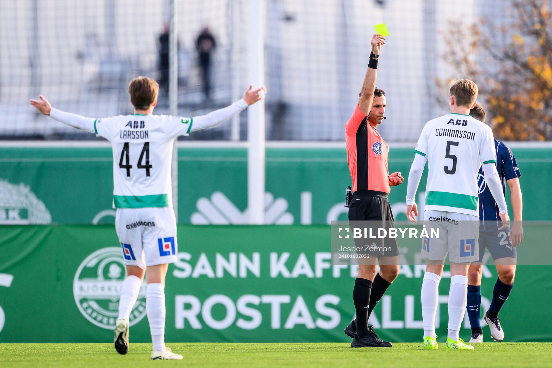 Västerås Karl Gunnarsson varnas av domare Granit Maqedonci